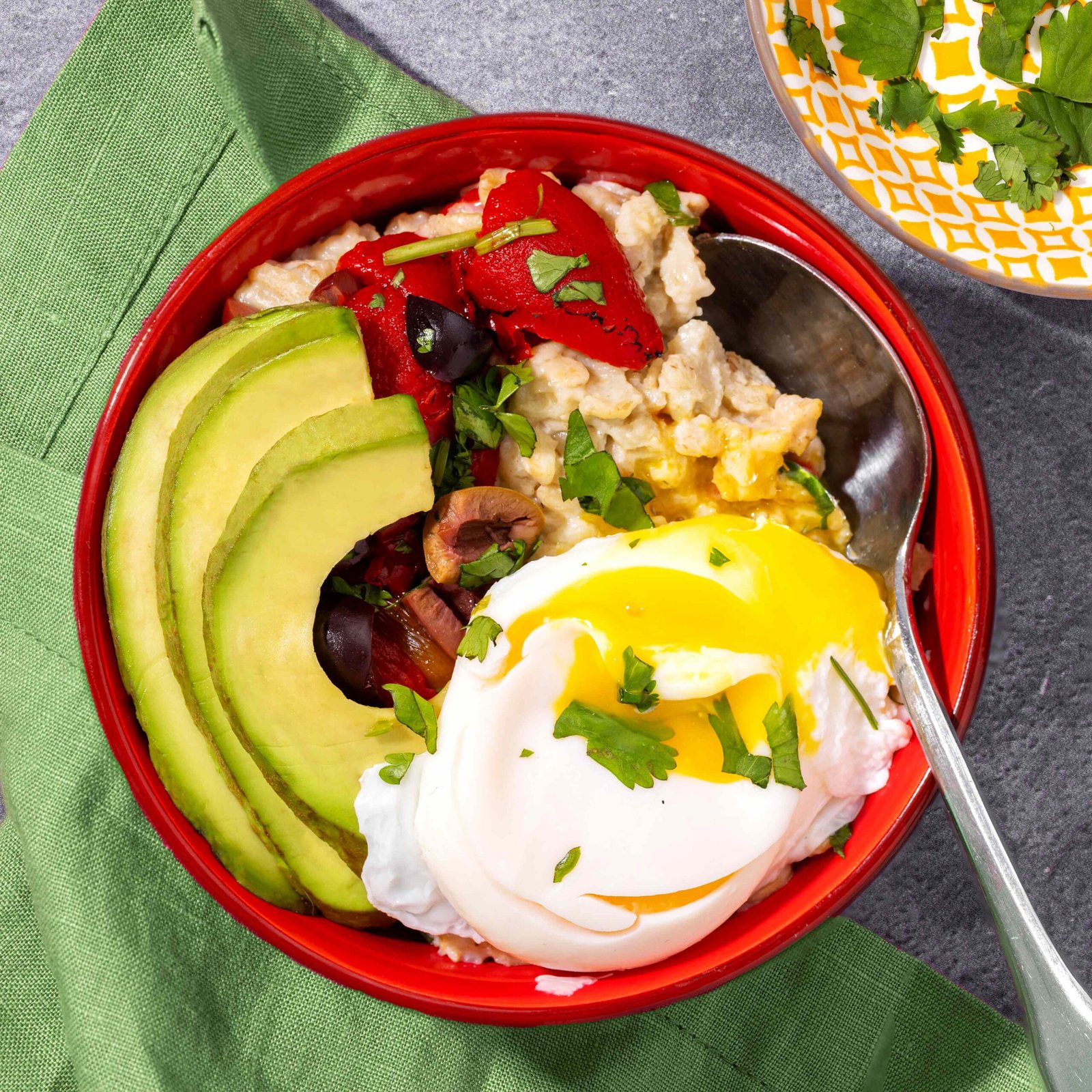 Tigela de grãos de aveia salgados