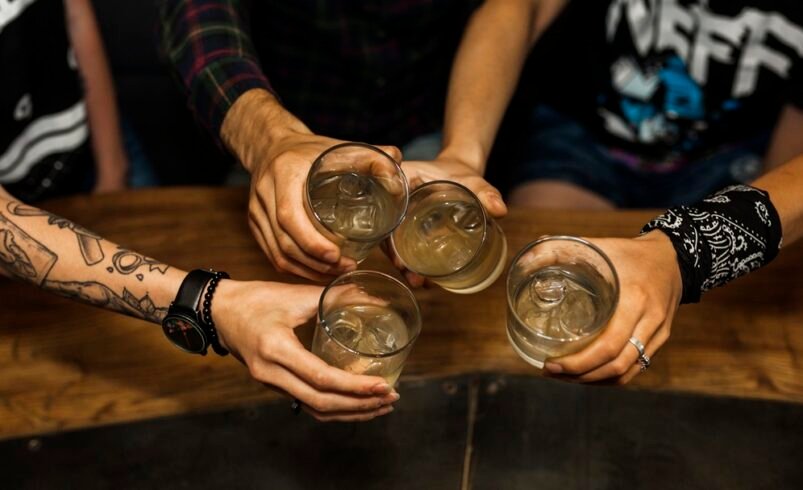 Consumo de bebidas alcoólicas pelos pais influencia uso pelos filhos, sugere estudo