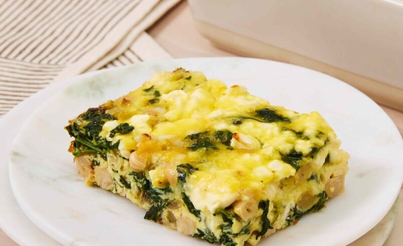 Ovo de espinafre e feijão branco assado com queijo feta