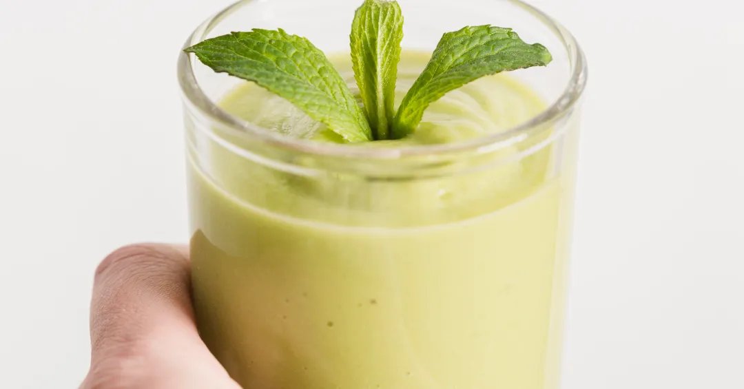 Vitamina de abacate engorda? Conheça os benefícios e pontos de atenção na receita